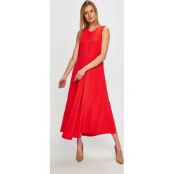 Calvin Klein - Sukienka. Czerwone sukienki damskie Calvin Klein, na co dzień, bez wzorów, z poliesteru, casualowe, z okrągłym kołnierzem, bez rękawów, midi, rozkloszowane. W wyprzedaży za 699,90 zł.
