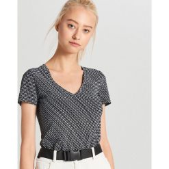 Koszulka z dekoltem - Fioletowy. Fioletowe koszulki damskie Cropp, s, bez wzorów, bez kołnierzyka. Za 29,99 zł.