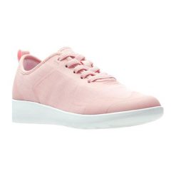 Sneakersy w kolorze jasnoróżowym. Różowe buty dziewczęce sportowe Clarks, bez wzorów, z materiału, na sznurówki. W wyprzedaży za 119,95 zł.
