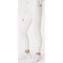 Spodnie skinny z wysokim stanem - Kremowy. Białe spodnie damskie Sinsay, s, bez wzorów, z podwyższonym stanem. Za 59,99 zł.