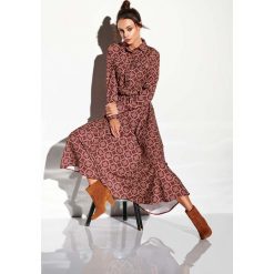Wzorzysta Szmizjerka Maxi Druk 7. Czerwone sukienki damskie Molly.pl, do pracy, s, bez wzorów, z tkaniny, eleganckie, bez kołnierzyka, bez rękawów, długie, maxi, rozkloszowane. Za 239,90 zł.