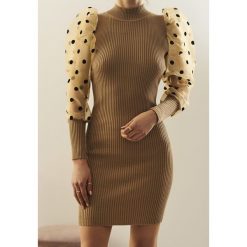 Beżowa Sukienka Hamlin. Brązowe sukienki damskie Renee, s, w grochy, z dzianiny, wizytowe, ze stójką, bez rękawów, midi, dopasowane. Za 119,99 zł.
