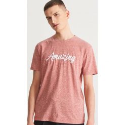 T-shirt z napisem - Pomarańczo. Różowe t-shirty męskie Reserved, s, z napisami, bez kołnierzyka. Za 49,99 zł.