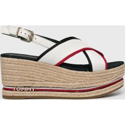 Tommy Hilfiger - Koturny. Białe koturny damskie TOMMY HILFIGER, bez obcasa, na szpilce, na klamry. Za 449,90 zł.