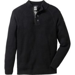 Sweter ze stójką Regular Fit bonprix czarny. Czarne swetry męskie bonprix, s, z nadrukiem, ze stójką, bez kaptura. Za 49,99 zł.