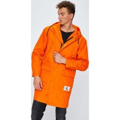 Calvin Klein Jeans - Kurtka. Pomarańczowe płaszcze męskie Calvin Klein Jeans, xl, bez wzorów, z bawełny, długie, z kapturem. W wyprzedaży za 629,90 zł.