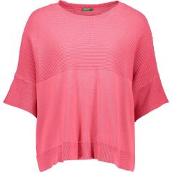 Sweter w kolorze różowym. Różowe swetry damskie Benetton, s, bez wzorów, z bawełny, bez rękawów, bez kaptura. W wyprzedaży za 54,95 zł.