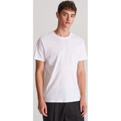 Gładki T-shirt - Biały. Białe t-shirty męskie Reserved, s, bez wzorów, bez kołnierzyka. Za 24,99 zł.