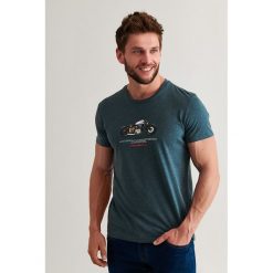 T-shirt w kolorze ciemnozielonym. Zielone t-shirty męskie TATUUM, m, z nadrukiem, z bawełny, z okrągłym kołnierzem. W wyprzedaży za 52,95 zł.