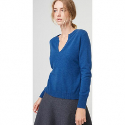 Kaszmirowy sweter w kolorze niebieskim. Niebieskie swetry klasyczne damskie Rodier, z dzianiny, z okrągłym kołnierzem. W wyprzedaży za 391,95 zł.