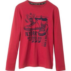 Shirt z długim rękawem bonprix ciemnoczerwony z nadrukiem. Czerwone koszule chłopięce bonprix, z nadrukiem, bez kołnierzyka, z długim rękawem, długie. Za 24,99 zł.