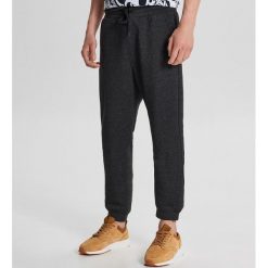 Spodnie dresowe basic - Czarny. Czarne spodnie męskie Cropp, s, bez wzorów, z dresówki. Za 69,99 zł.