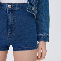 Jeansowe szorty basic - Niebieski. Niebieskie szorty damskie Sinsay, bez wzorów, z jeansu. Za 39,99 zł.