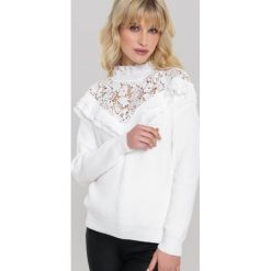 Biały Sweter Abrams. Białe swetry damskie Renee, uniwersalny, z aplikacjami, z dzianiny, eleganckie, bez rękawów, długie, bez kaptura. Za 149,99 zł.