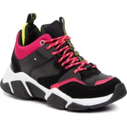Sneakersy TOMMY HILFIGER - Mid Cut Chunky Sneaker FW0FW04611 BDS. Czarne półbuty damskie TOMMY HILFIGER, z zamszu. Za 579,00 zł.