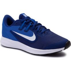 Buty NIKE - Downshifter 9 (Gs) AR4135 400 Deep Royal Blue/White. Niebieskie buty sportowe damskie Nike, bez wzorów, z tworzywa sztucznego, sportowe, do biegania, nike downshifter. W wyprzedaży za 169,00 zł.