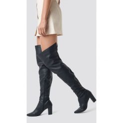 NA-KD Shoes Klasyczne kozaki za kolano - Black. Czarne kozaki damskie NA-KD Shoes, ze skóry, klasyczne, za kolano, bez obcasa, na obcasie, bez zapięcia. Za 222,95 zł.