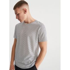 Dzianinowy T-shirt w paski - Granatowy. Niebieskie t-shirty męskie Reserved, s, w paski, z dzianiny, bez kołnierzyka. W wyprzedaży za 24,99 zł.