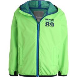 Bench WINDBREAKER Kurtka przeciwdeszczowa green gecko. Zielone kurtki męskie Bench, z poliesteru. Za 259,00 zł.