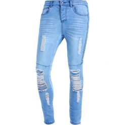 Jeansy męskie: SIKSILK DROP CROTCH PIN TUCK Jeans Skinny Fit light blue acid wash