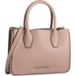 Torebka CALVIN KLEIN - Assorted Sml Tote K60K605587 TBP. Brązowe torebki klasyczne damskie Calvin Klein, z aplikacjami, ze skóry ekologicznej, klasyczne, zdobione, bez dodatków. Za 579,00 zł.