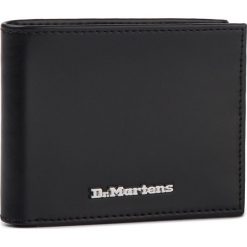 Duży Portfel Męski DR. MARTENS - Fold Wallet AC718001 Black Kiev. Czarne portfele męskie Dr. Martens, bez wzorów, ze skóry. W wyprzedaży za 179,00 zł.