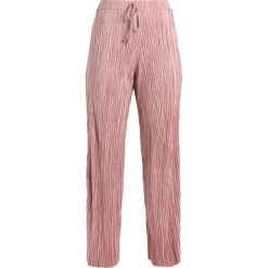 Spodnie z wysokim stanem: Missguided Petite PLISSE PLEATED WIDE LEG DRAWSTRING WAIST Spodnie materiałowe pink