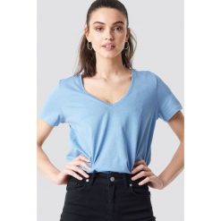 NA-KD Basic T-shirt z dekoltem V - Blue. Niebieskie t-shirty damskie marki NA-KD Basic, bez wzorów, bez kołnierzyka. Za 52,95 zł.