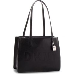 Torebka DKNY - Commuter Md Tote R83AA667 Black/Silver BSV. Czarne torebki klasyczne damskie DKNY, bez wzorów, ze skóry, klasyczne, bez dodatków. W wyprzedaży za 589,00 zł.