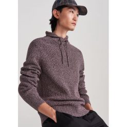 Melanżowy sweter z bawełny - Bordowy. Czerwone swetry męskie Reserved, s, bez wzorów, z bawełny, bez kołnierzyka, bez kaptura. Za 159,99 zł.