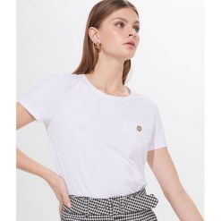 Koszulka z recyklowanym poliestrem Repreve® Eco Aware - Biały. Białe koszulki damskie Mohito, xl, bez wzorów, bez kołnierzyka, bez rękawów. W wyprzedaży za 24,99 zł.