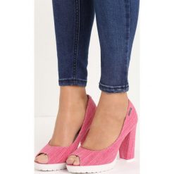 Różowe Czółenka Pepen. Różowe czółenka na słupku marki Born2be, z denimu, z otwartym noskiem, na niskim obcasie. Za 59,99 zł.