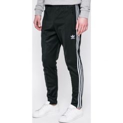 Adidas Originals - Spodnie Beckenbauer. Czarne spodnie męskie adidas Originals, na co dzień, s, bez wzorów, z bawełny, sportowe. Za 249,90 zł.