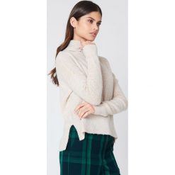 Golfy damskie: Rut&Circle Sweter z zamkiem na plecach Vera – Beige