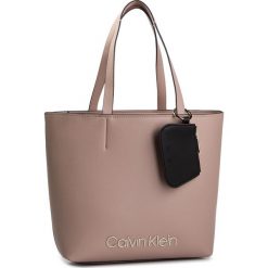 Torebka CALVIN KLEIN - Ck Must Med Shopper K60K605481 646. Różowe torby damskie na zakupy Calvin Klein, bez wzorów, ze skóry ekologicznej, klasyczne, bez dodatków. Za 749,00 zł.