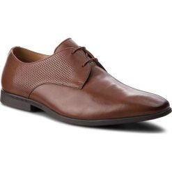 Półbuty CLARKS - Bampton Walk 261354217 British Tan Leather. Pomarańczowe buty wizytowe męskie Clarks, ze skóry ekologicznej, bez zapięcia. W wyprzedaży za 219,00 zł.