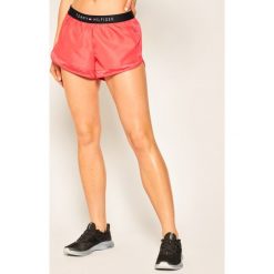 Szorty sportowe TOMMY HILFIGER UW0UW02153. Niebieskie spodenki sportowe damskie TOMMY HILFIGER, l, bez wzorów, z poliesteru, sportowe. Za 229,00 zł.