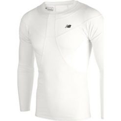 Koszulka kompresyjna - MT710136WT. Koszulki męskie New Balance, m, bez wzorów, z poliesteru, bez kołnierzyka, bez rękawów, do piłki nożnej. W wyprzedaży za 99,99 zł.
