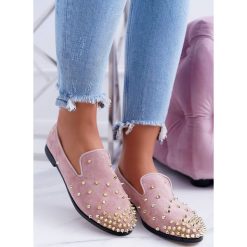 Balerinki Damskie Lu Boo Różowe Zamszowe Lordsy z Ćwiekami Odessa. Różowe baleriny damskie Tagless, z zamszu, eleganckie. Za 49,00 zł.