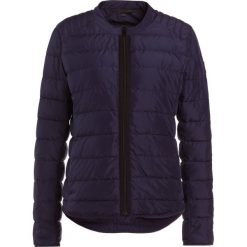 Belstaff HAMFORD Kurtka puchowa navy. Niebieskie kurtki damskie puchowe marki Belstaff, na zimę, z materiału. W wyprzedaży za 663,60 zł.