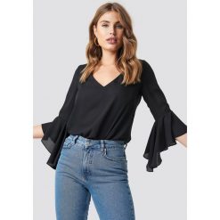 NA-KD Boho Bluzka z dekoltem V - Black. Czarne bluzki damskie marki NA-KD Boho, bez wzorów, z poliesteru, boho, z falbankami, bez rękawów. Za 121,95 zł.