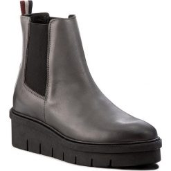Botki TOMMY HILFIGER - DENIM Deena 2A FW0FW01834 Light Grey 023. Czarne botki damskie skórzane marki TOMMY HILFIGER, z okrągłym noskiem, na obcasie. W wyprzedaży za 389,00 zł.