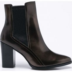 Caprice - Botki. Czarne buty zimowe damskie marki Caprice, z materiału, na obcasie. W wyprzedaży za 219,90 zł.