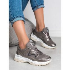 SZARE BUTY SPORTOWE. Szare buty sportowe damskie AX BOXING, bez wzorów, ze skóry ekologicznej, sportowe. Za 96,90 zł.