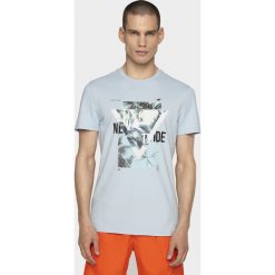 T-shirt męski TSM253 - jasny niebieski. Niebieskie t-shirty męskie 4f, m, bez wzorów, z bawełny, bez kołnierzyka. W wyprzedaży za 39,99 zł.