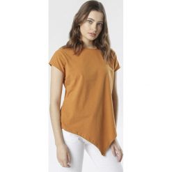 Camelowy T-shirt Pherogenia. Brązowe bluzki damskie Born2be, xl, bez wzorów, z jeansu, z okrągłym kołnierzem. Za 54,99 zł.