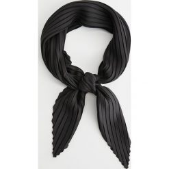 Mango - Apaszka Blacky. Czarne szaliki damskie Mango, bez wzorów, z poliesteru. Za 49,90 zł.