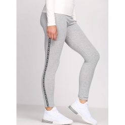 Jasnoszare Legginsy About Love. Szare legginsy damskie Born2be, s, z nadrukiem. Za 29,99 zł.