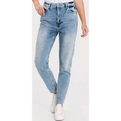 Dżinsy "Joyce" - Mom fit - w kolorze błękitnym. Niebieskie jeansy damskie Cross Jeans, l, z podwyższonym stanem. W wyprzedaży za 99,95 zł.