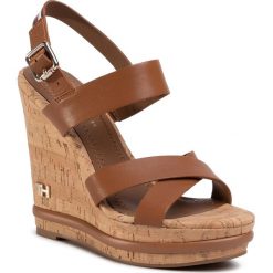 Sandały TOMMY HILFIGER - Corporate Leather Wadge Sandal FW0FW04734 Summer Cognac GU9. Pomarańczowe klapki damskie TOMMY HILFIGER, bez wzorów, ze skóry, bez obcasa, na obcasie. W wyprzedaży za 389,00 zł.